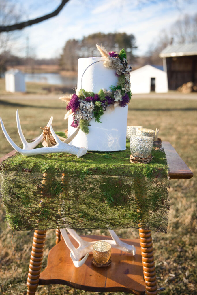 wedding cake at white oak farm
