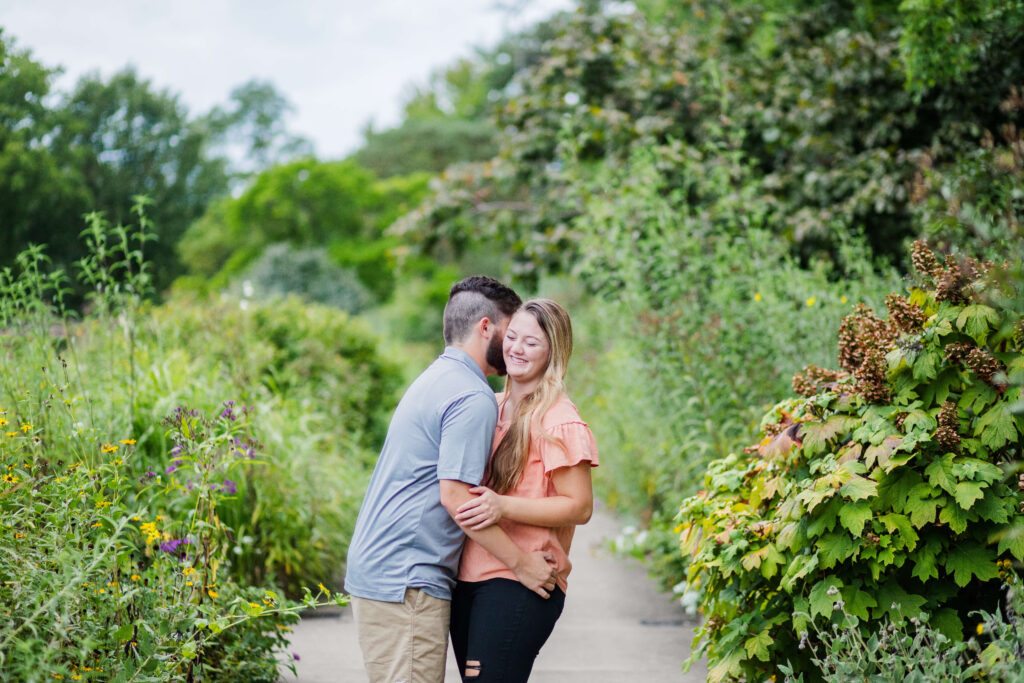 couple having engagement pictures at ault park